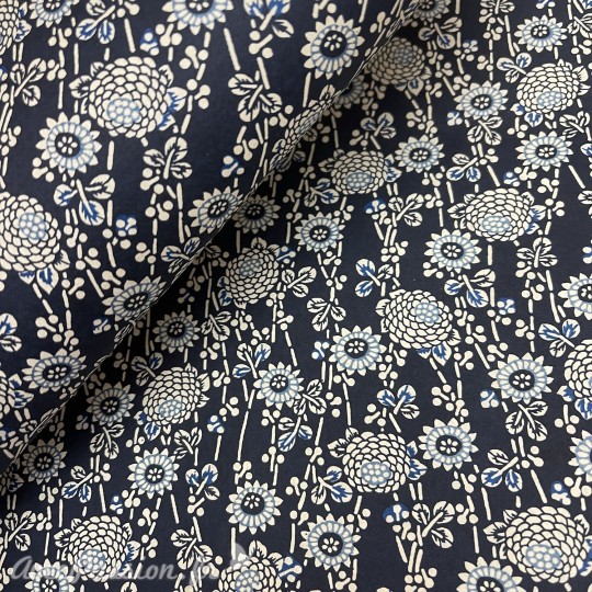 Papier japonais chiyogami fleurs fond bleu nuit Papier japonais chiyogami fleurs fond bleu nuit