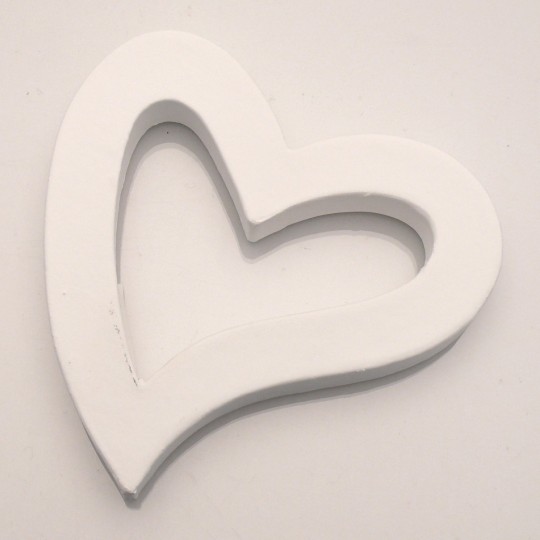 Objet brut coeur creux penché carton peint blanc