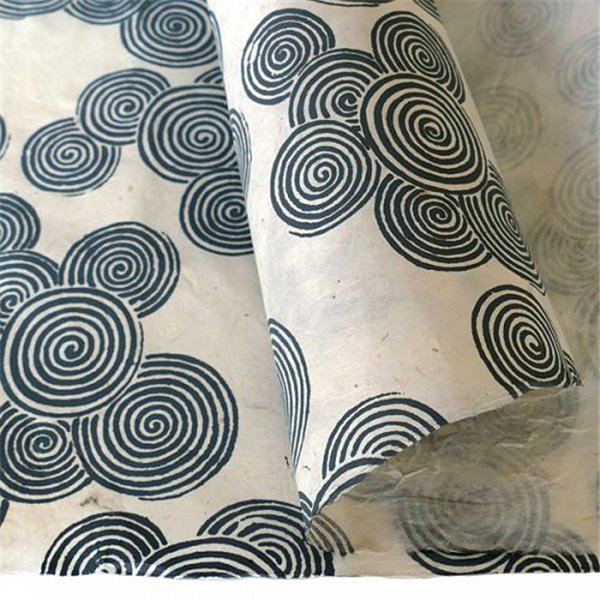 Papier népalais lokta Spirale anthracite sur fond beige