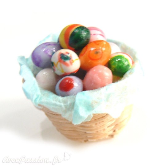 Miniature vitrine corbeille avec oeufs pâques 3x2.5cm Miniature vitrine corbeille avec oeufs pâques 3x2.5cm