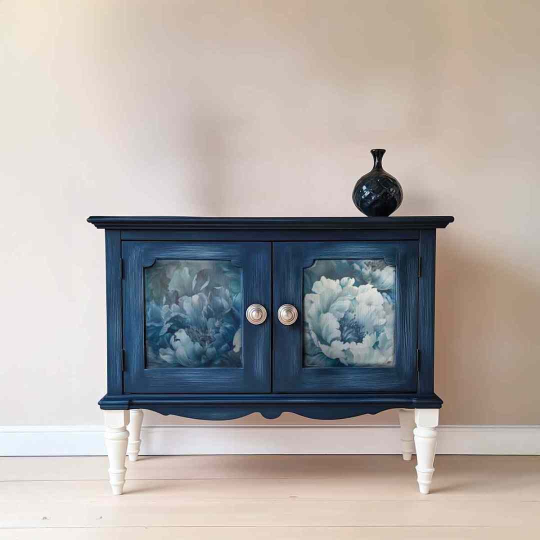 Meuble relooké avec peinture Fusion et papier décoratif Meuble relooké avec peinture Fusion et papier décoratif